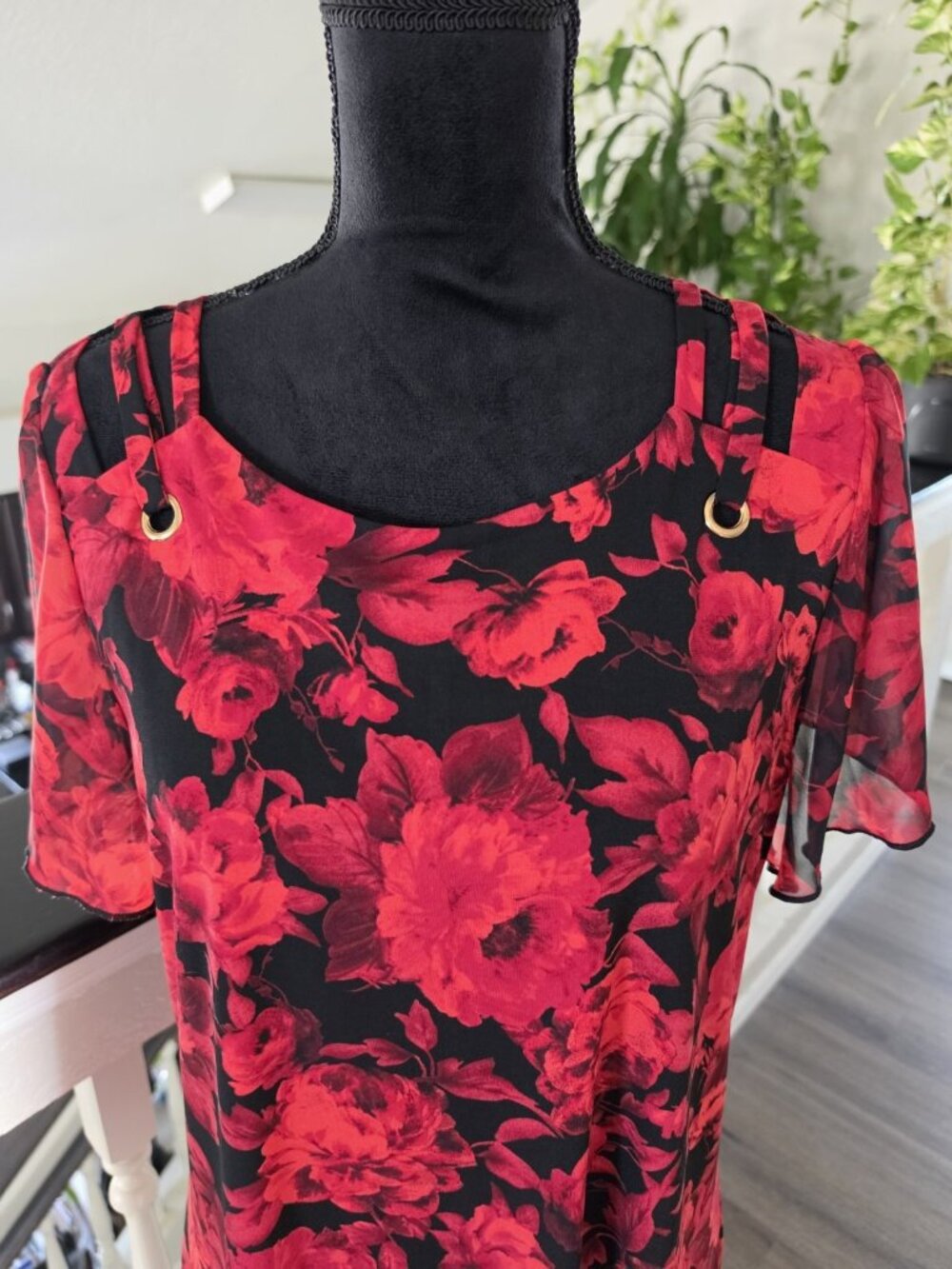Adele & May Red/Black Floral Scoop Neck Short Sleeve Grommet Top Size M - Picture 3 of 5